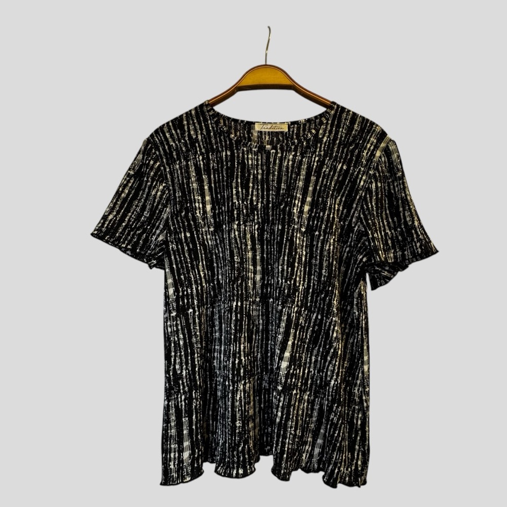 Tradition Women’s Blouse Size XL Black White Short Sleeves